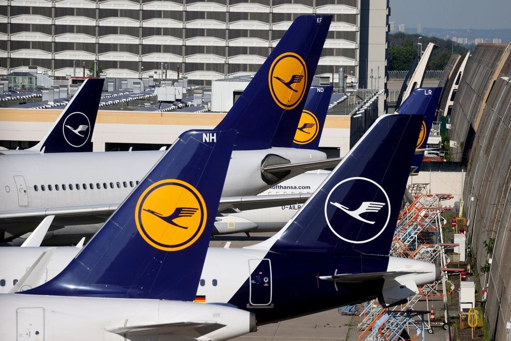En række Lufthansa-fly på jorden i en lufthavn