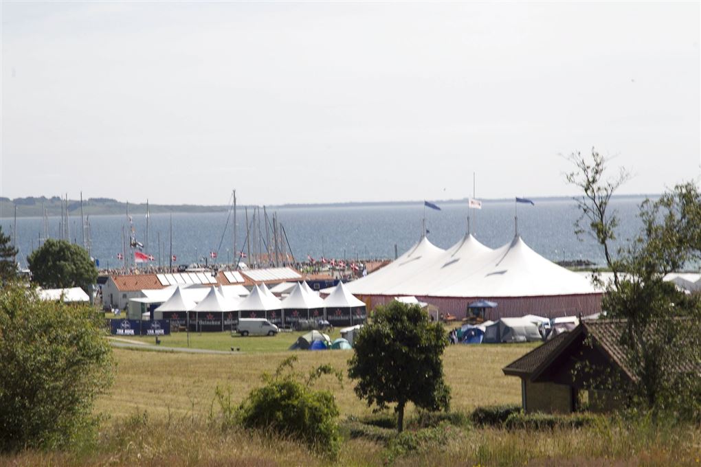 telte på festivalplads med vand i baggrunden