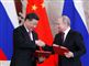 Præsidenterne Ji Xinping og Vladimir Putin giver hinanden et håndtryk