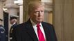 Donald Trump ser sur ud. Han kigger lige ud i luften.