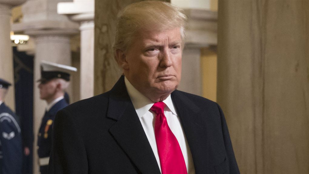 Donald Trump ser sur ud. Han kigger lige ud i luften.