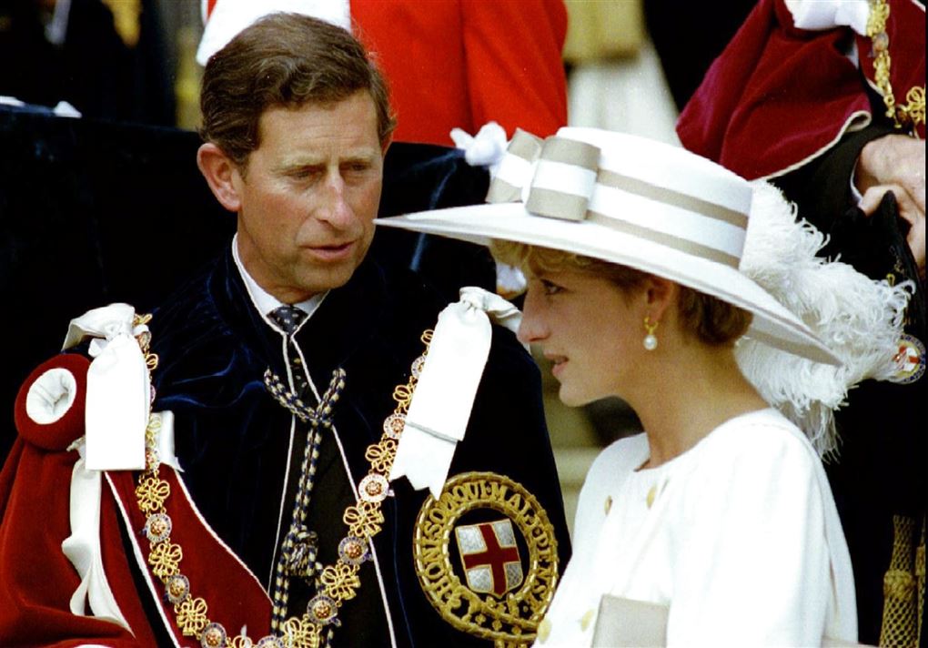 Prins Charles og prinsesse Diana der ser meget fjendske ud. 