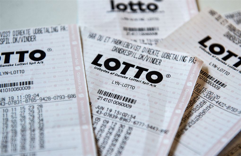 En bunke lotto-kuponer på et bord