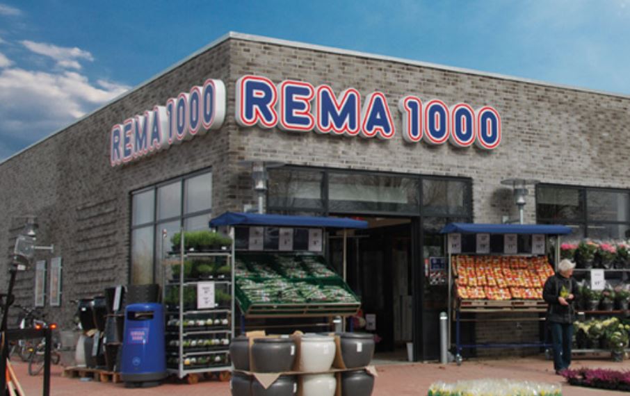 et supermarked Rema 1000 med grøntsager udenfor