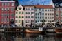 Huse i Nyhavn i København med båd i forgrunden 