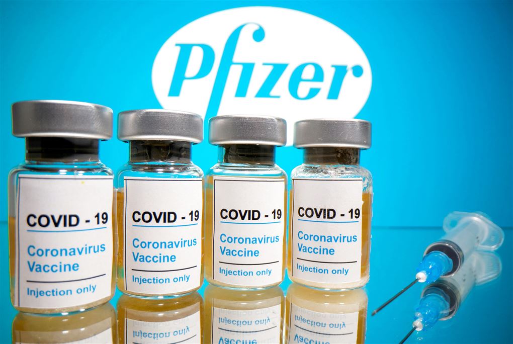 fire doser af vaccinen lignet op foran pfizer logo. 