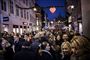 folk går på juleudsmykket gågade i København