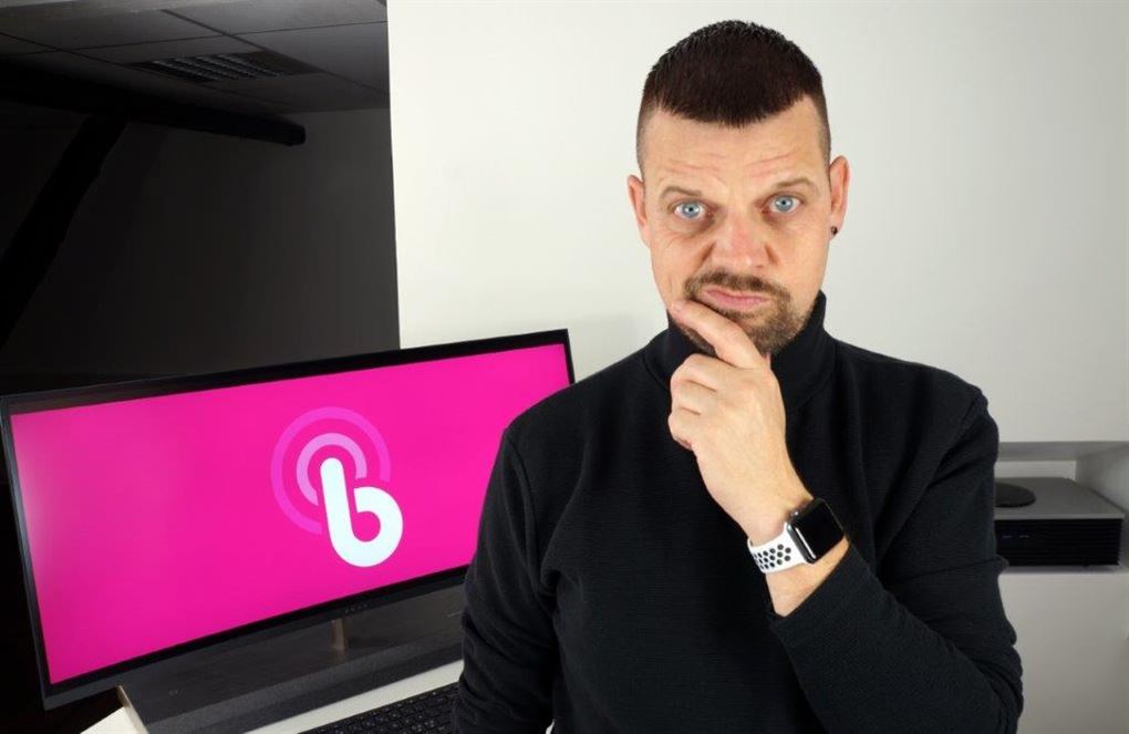 En mand ser tænksom ud foran en skærm med Bynoi-logo