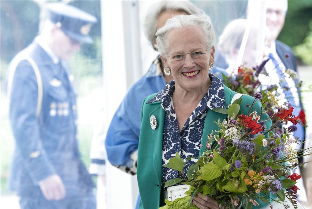 Dronning Margrethe med blomsterbuket i hånden