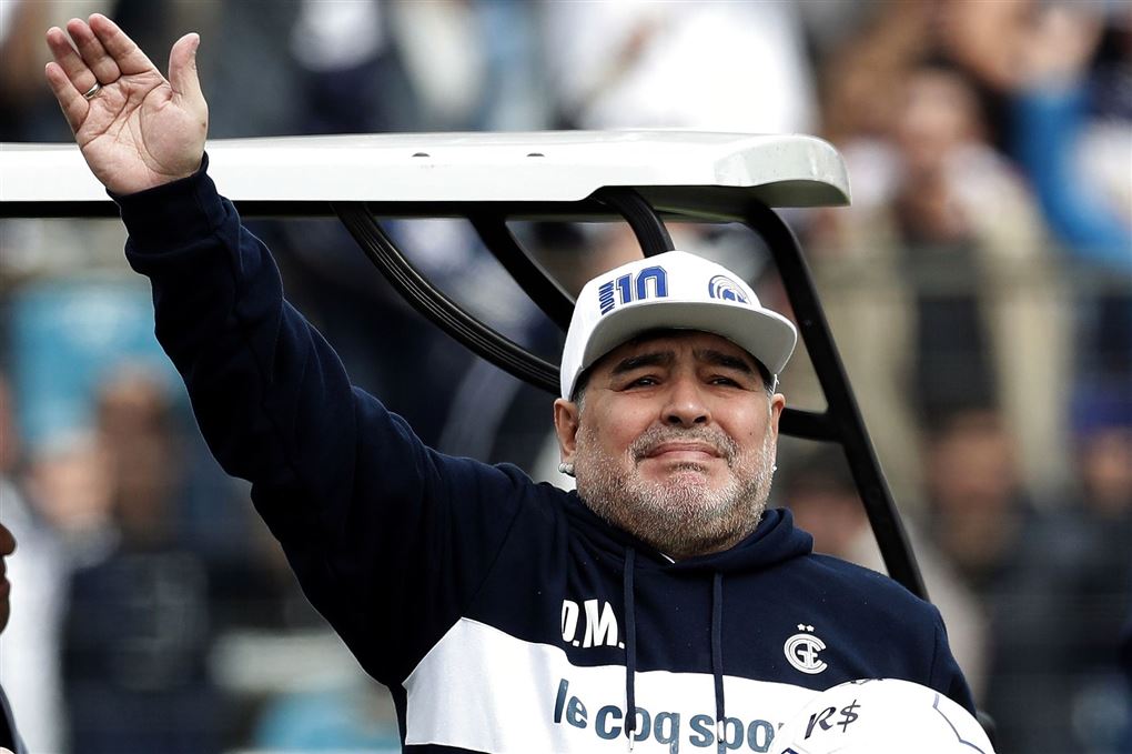 Maradona vinker til fans
