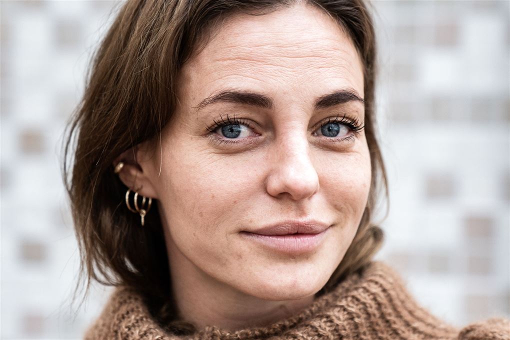 tv-værten sarah grünewald kigger i kameraet