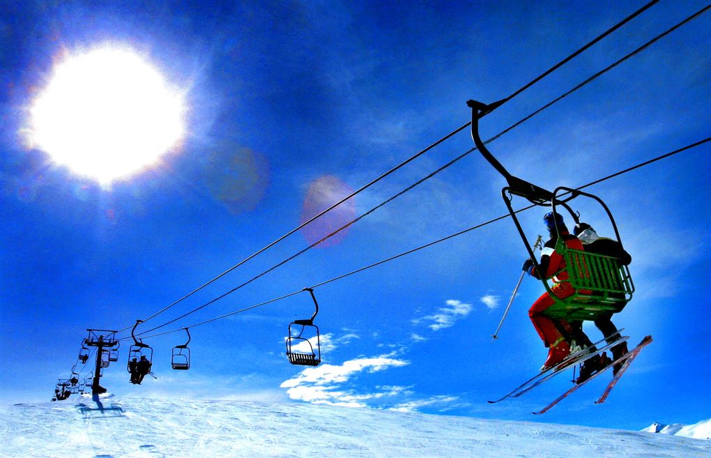 skiturister i lift