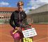 En kvinde med en ketcher på en tennisbane