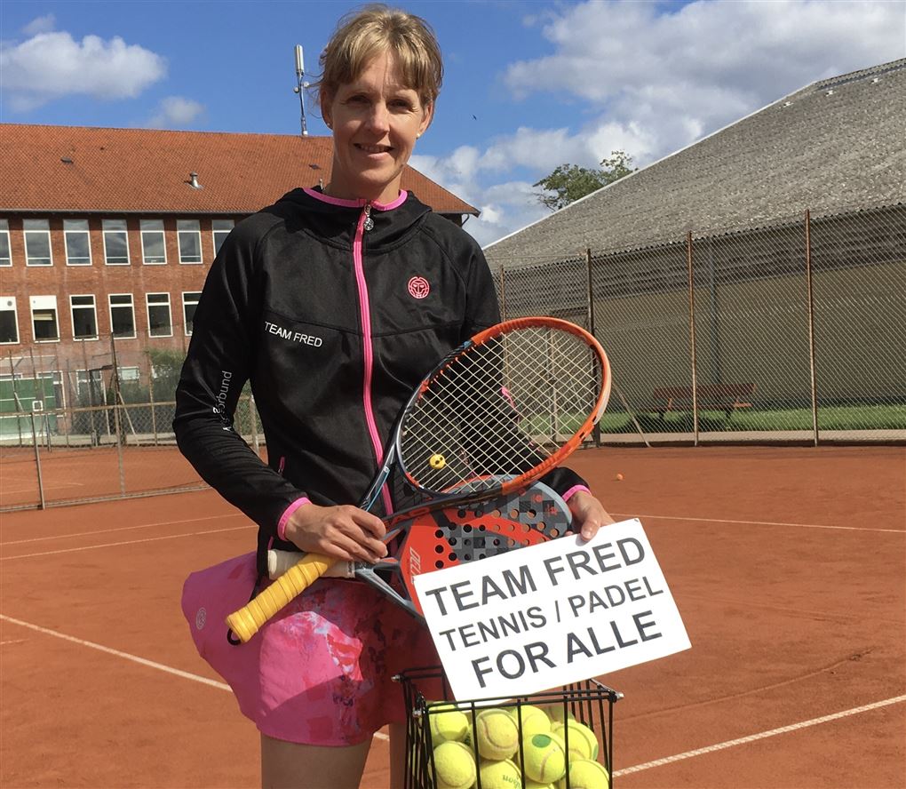 En kvinde med en ketcher på en tennisbane