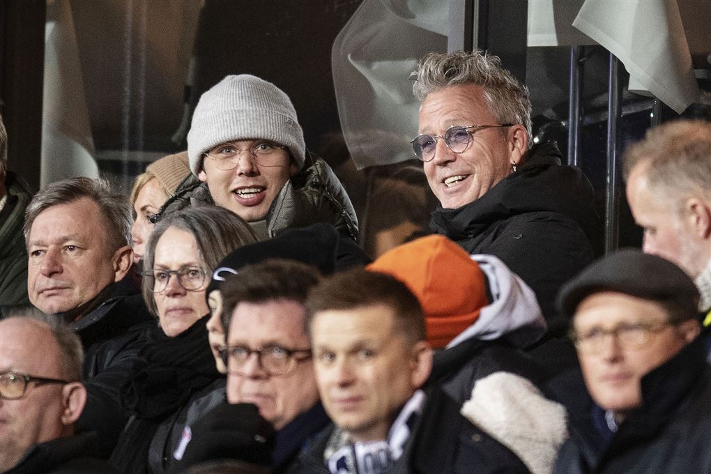 Hugo Helmig på tribunen ved en fodboldkamp sammen med sin berømte far Thomas Helmig.