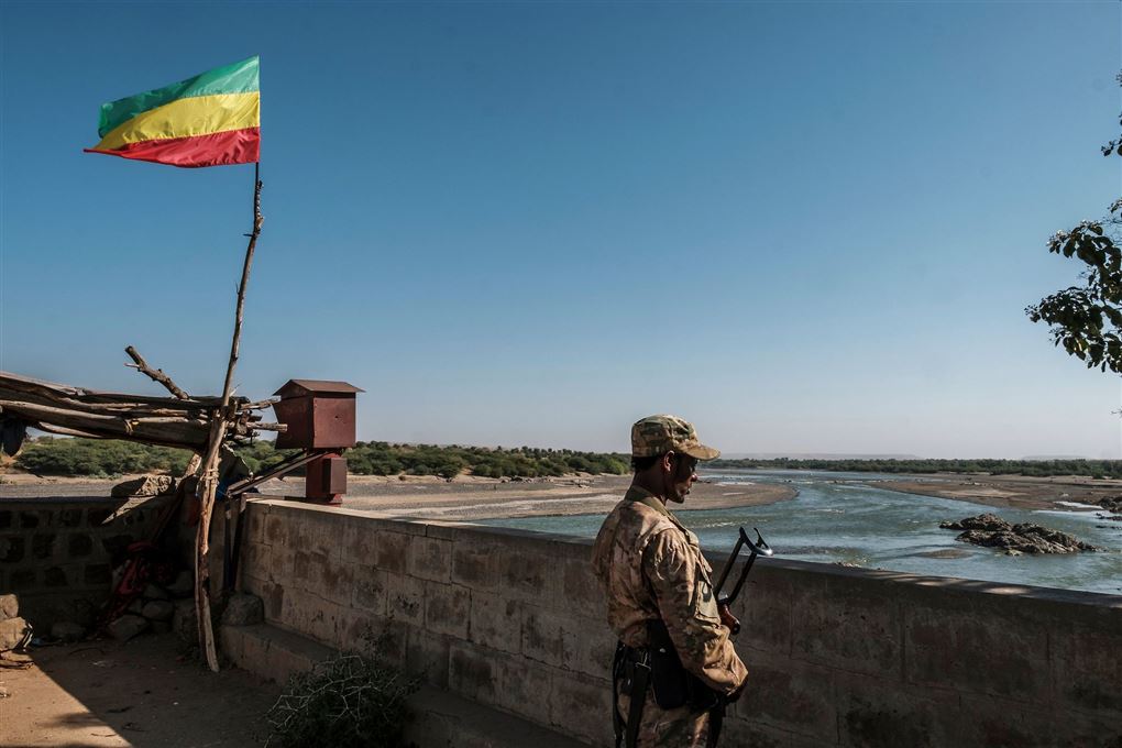 En soldat ved en grænsestation og et slidt etiopisk flag, som vajer i vinden.