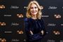 Helle Thorning-Schmidt på den røde løber med løst lyst hår og en tækkelig mørkeblå kjole. 