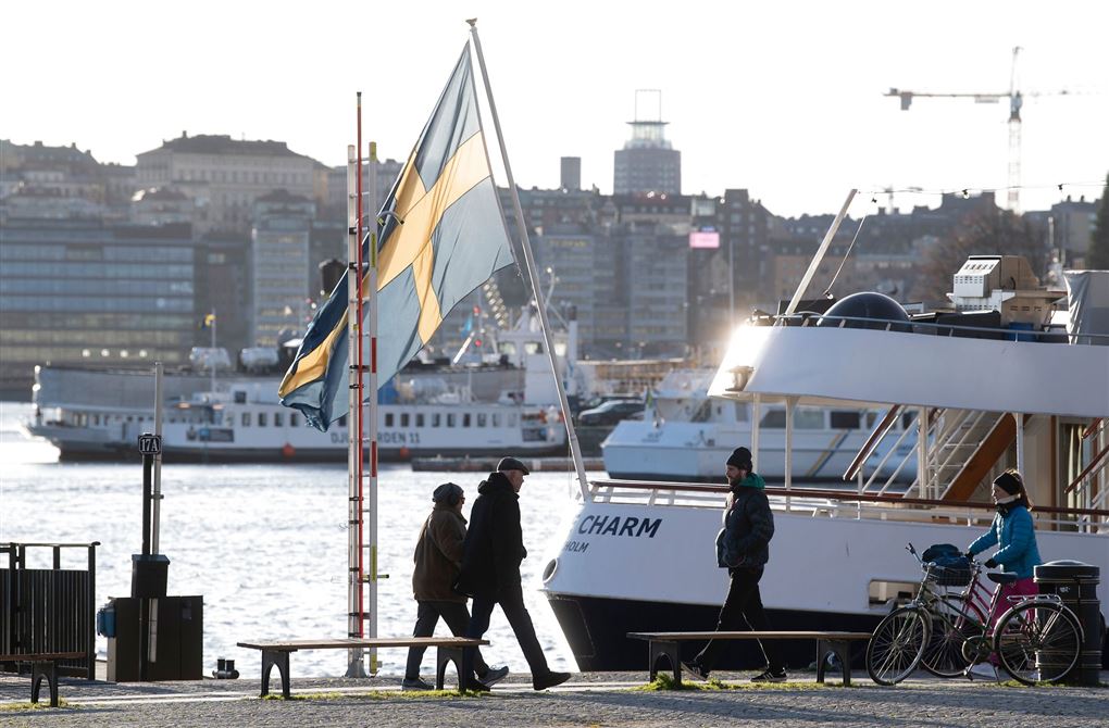 Et svensk flag vajrer i solen