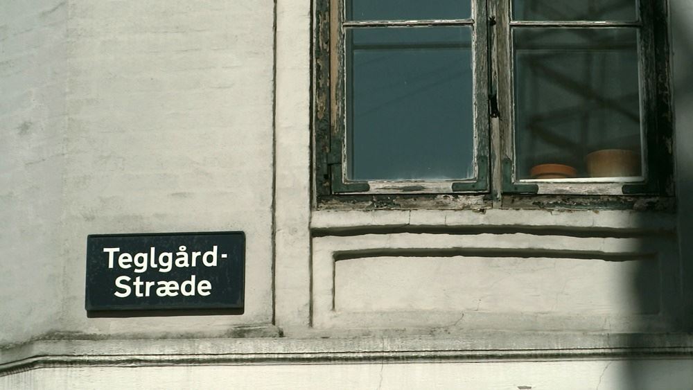 skilt med navnet teglgård Stræde hænger på husmur