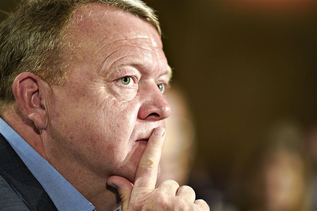 lars løkke med pegefingeren foran munden