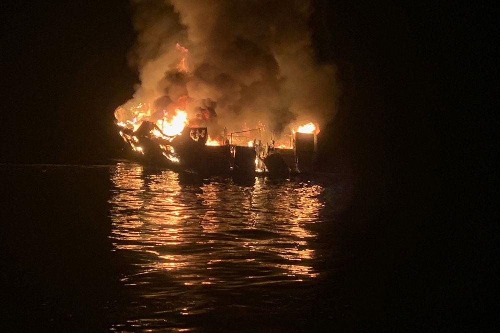 En brændende båd på vandet