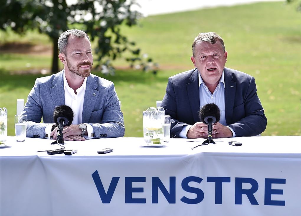 Jakob Ellemann-Jensen og Lars Løkke Rasmussen sidder udenfor ved et bord med mikrofoner 