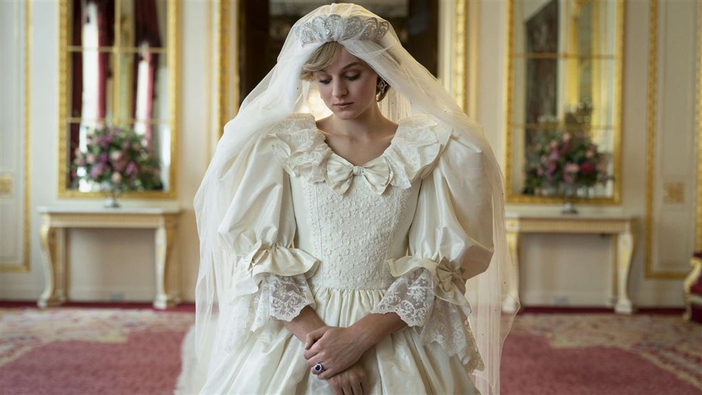 skuespilleren Emma Corrin i brudekjole som Prinsesse Diana i serien "The Crown". 