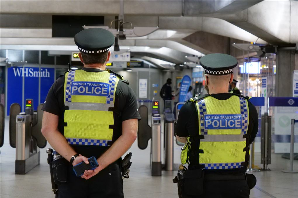 britiske politifolk i gule veste 