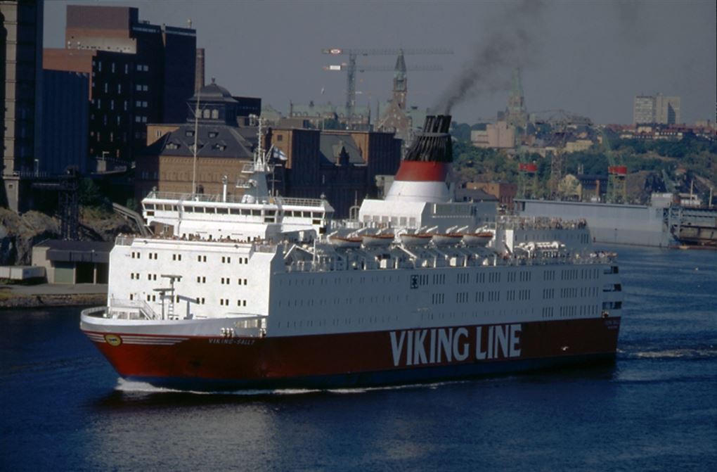 færgen viking sally sejler i havn