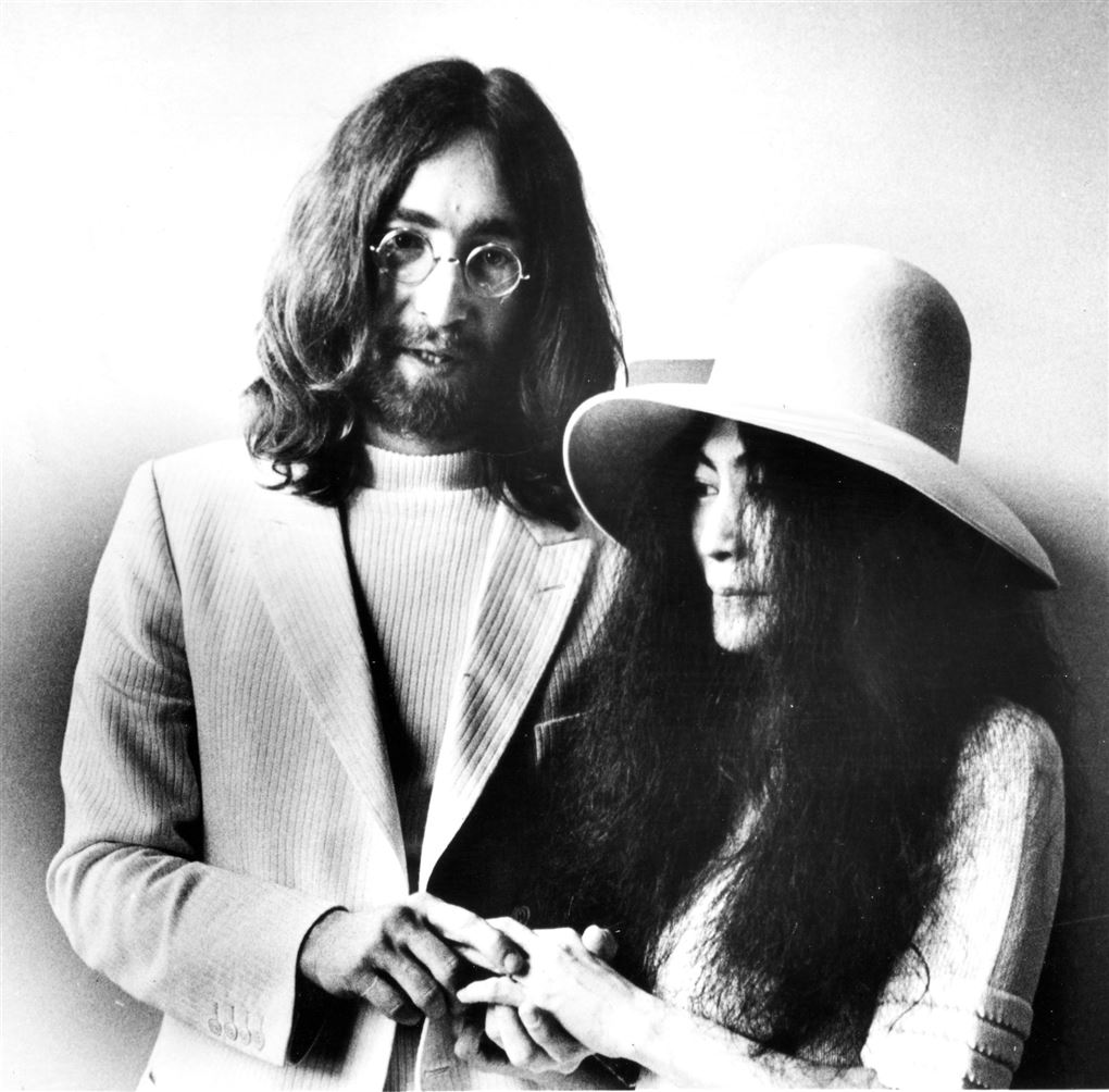 John og Yoko han med langt hår og skæg og hun med stor hat