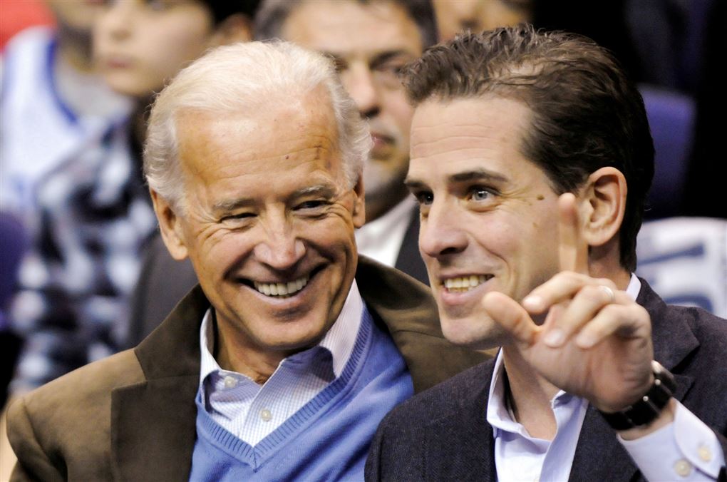 Joe Biden smiler til sin søn, der også er et stort smil. 
