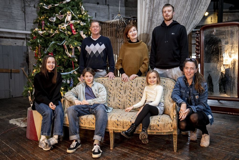 skuespillerne fra DR's julekalender julefeber poserer ved sofa 
