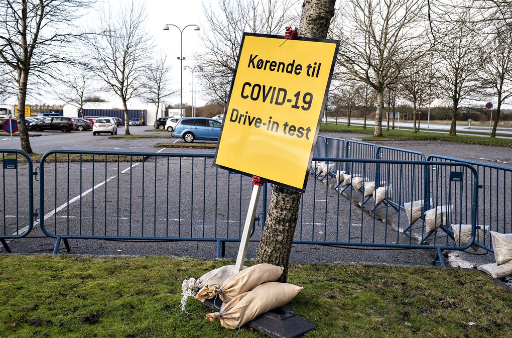 Skilt ved indkørsel til corona-testcenter