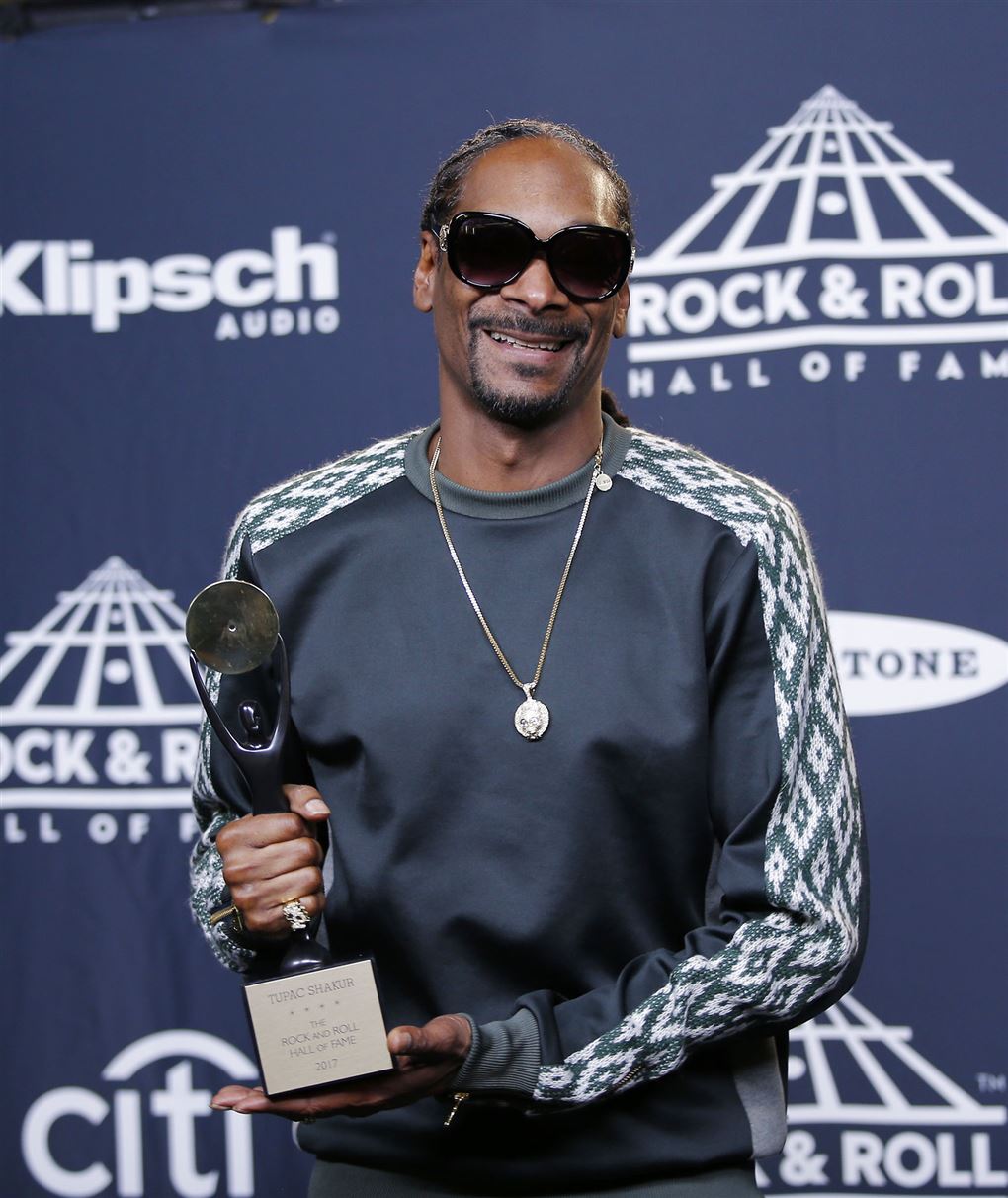 Snoop Dogg med et stort trofæ