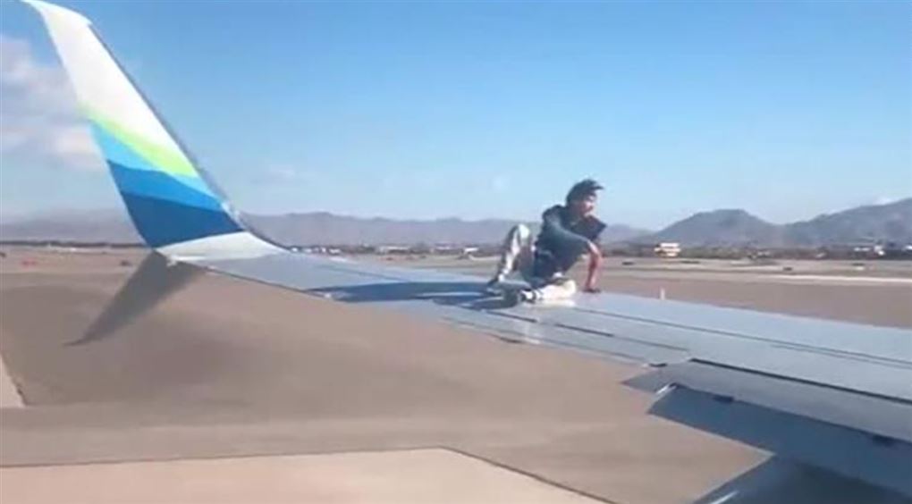 En mand sidder på en flyviunge
