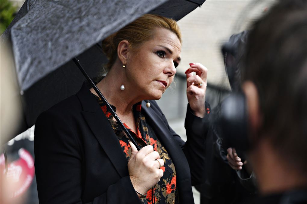 Inger Støjberg står under paraply