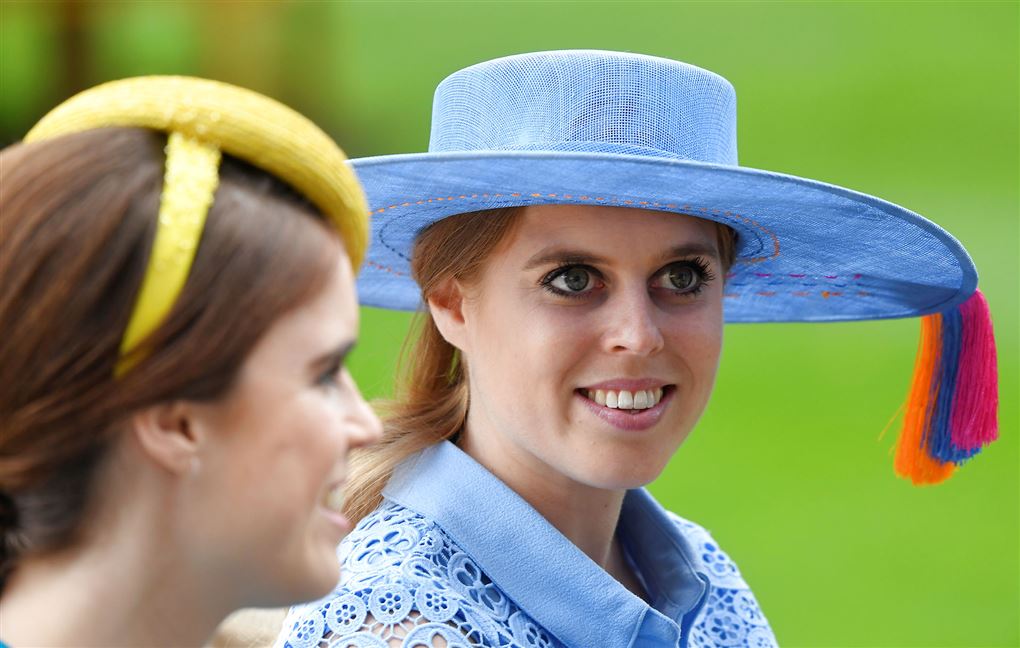 Prinsesse Beatrice med stor, lyseblå hat.