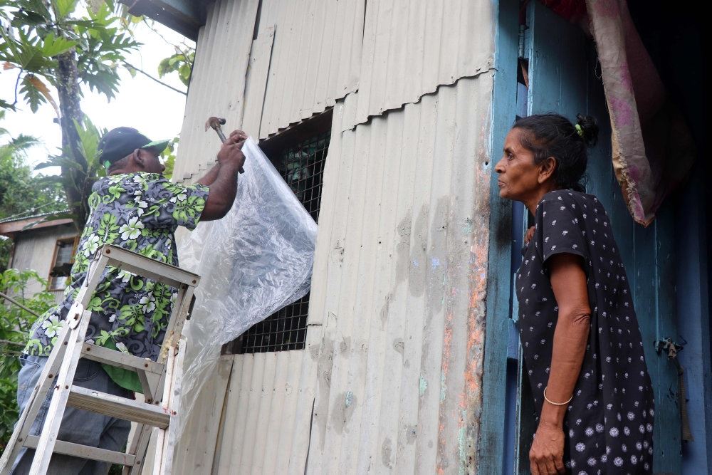 indbyggere på fiji garderer deres husse mod storm