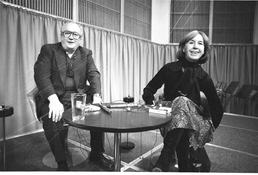 Simon Spies og Lise Nøregaard sidder ved et bord i et tv-studie.