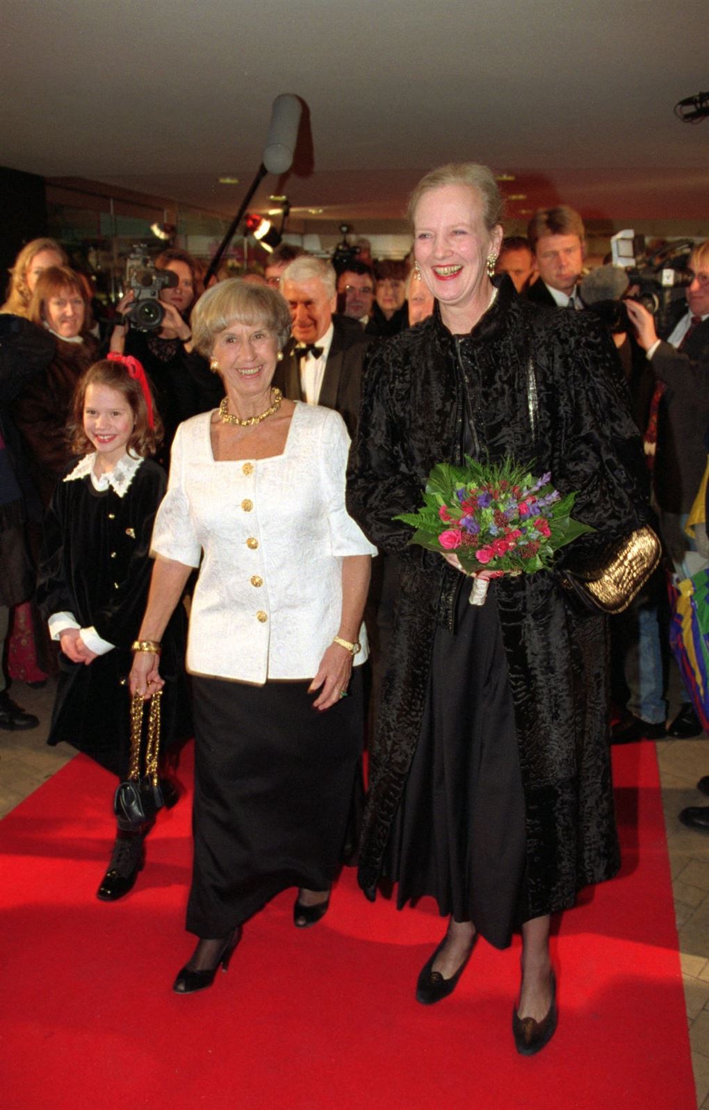 Lille Lise Nørgaard sammen med den noget højere dronning Margrethe. 