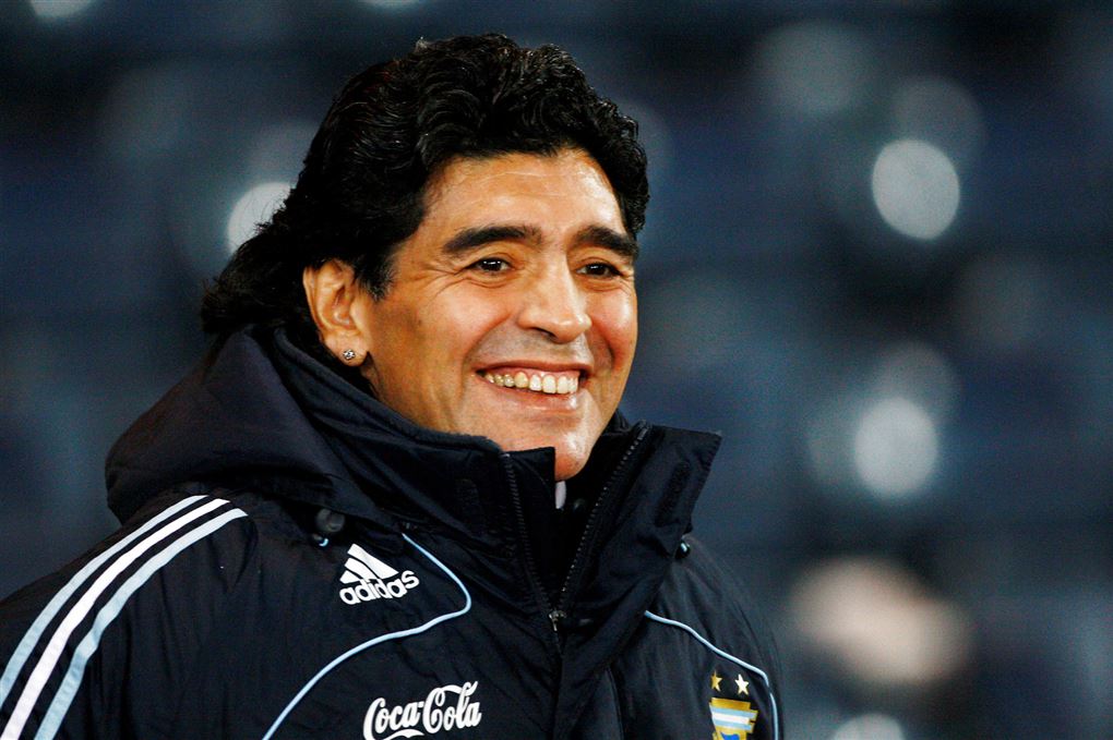 Smilende Maradona på fodboldbanen