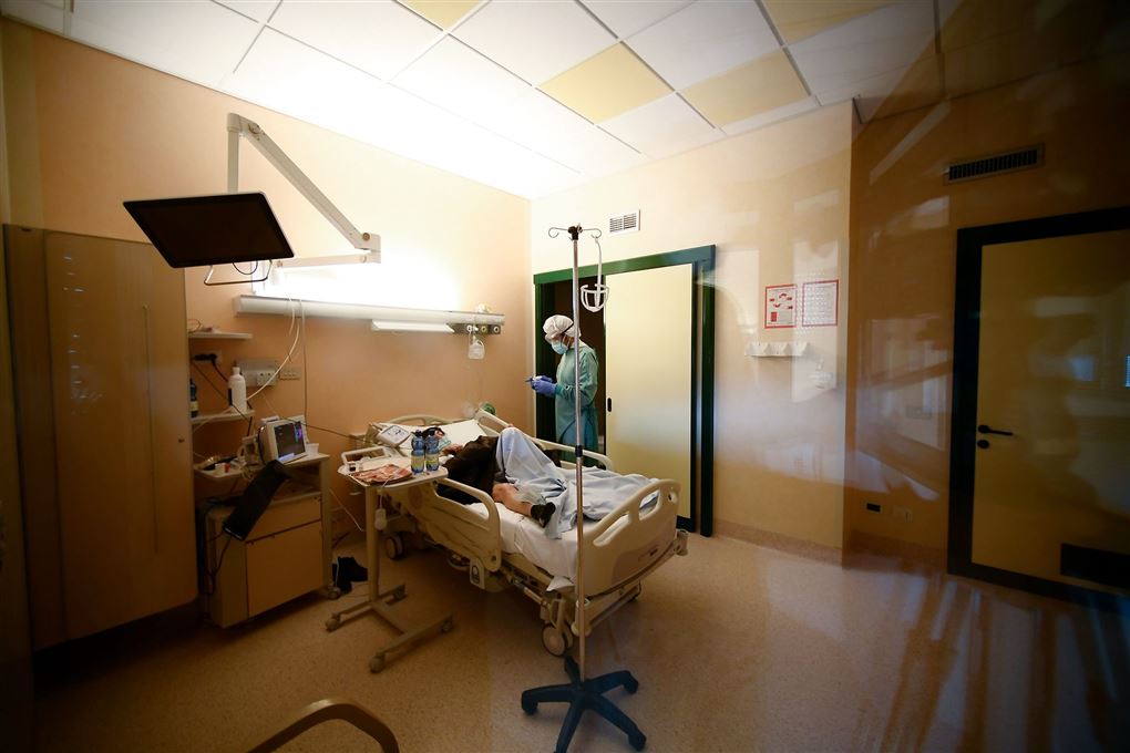 mand ligger i hospitalsseng