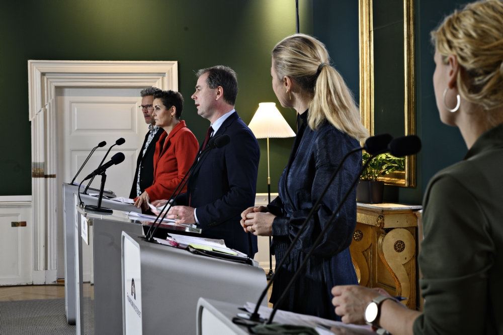 Politikere forsamlet på talerstole til pressemøde