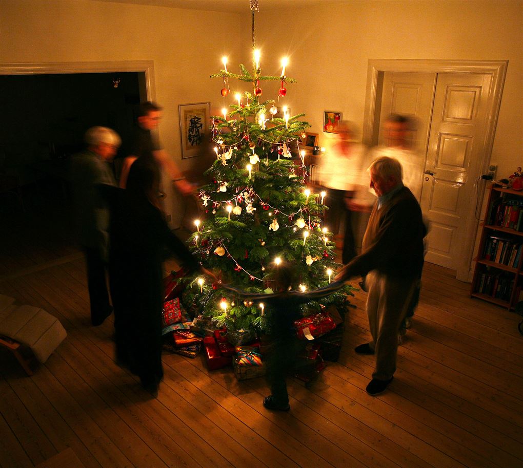 folk danser rundt om juletræet
