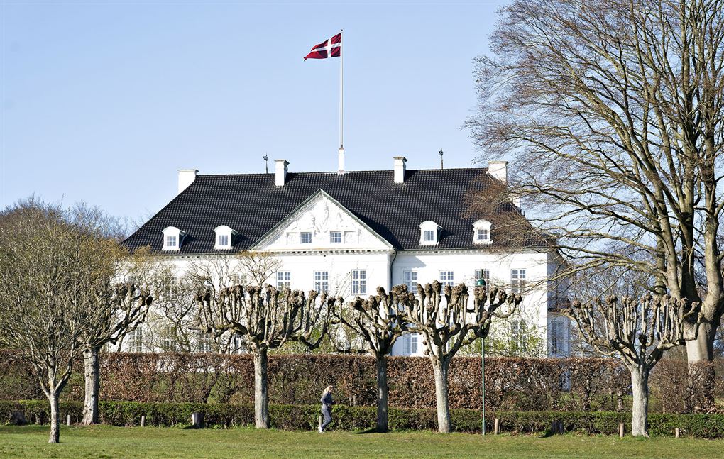 Marselisborg slot med hejst flag.