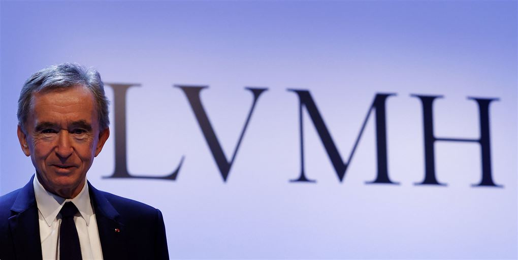 Bernard Arnault foran LVMH-logo