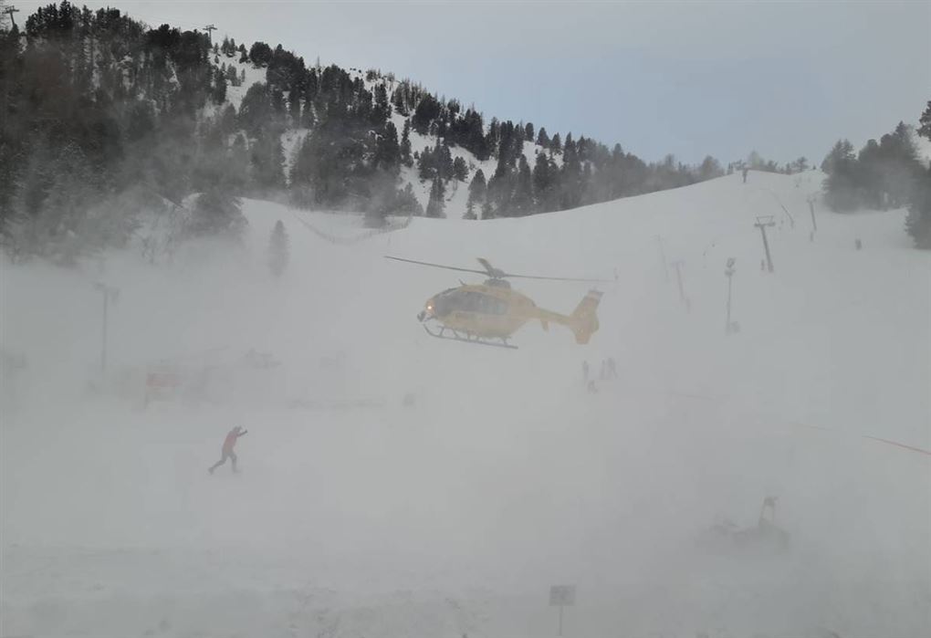 En helikopter pisker sne op