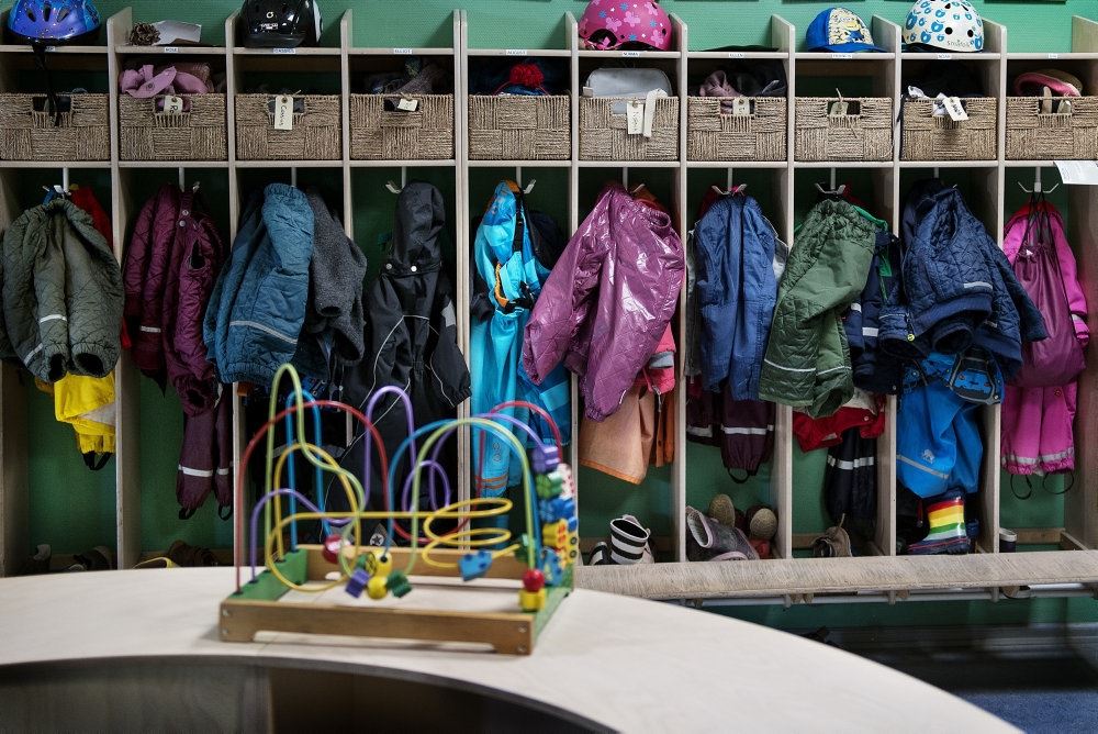 tøj hænger i garderobe i børnehave 