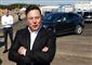 Elon Musk foran en Tesla