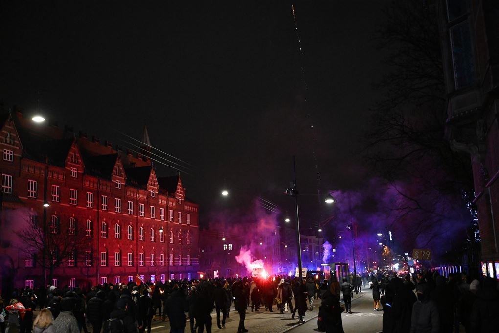 Politi og demonstranter er tæt på hinanden på Rådhuspladsen i København